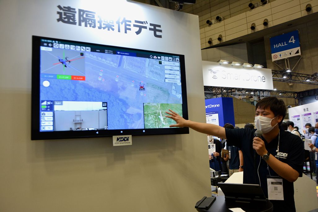 ジャパンドローン2022のKDDIブースで行われた遠隔操作デモ