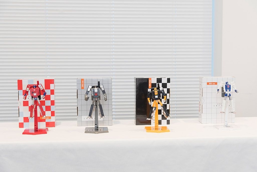 INFOBARファンミーティング新宿での展示物。「au×TRANSFORMERS PROJECT」