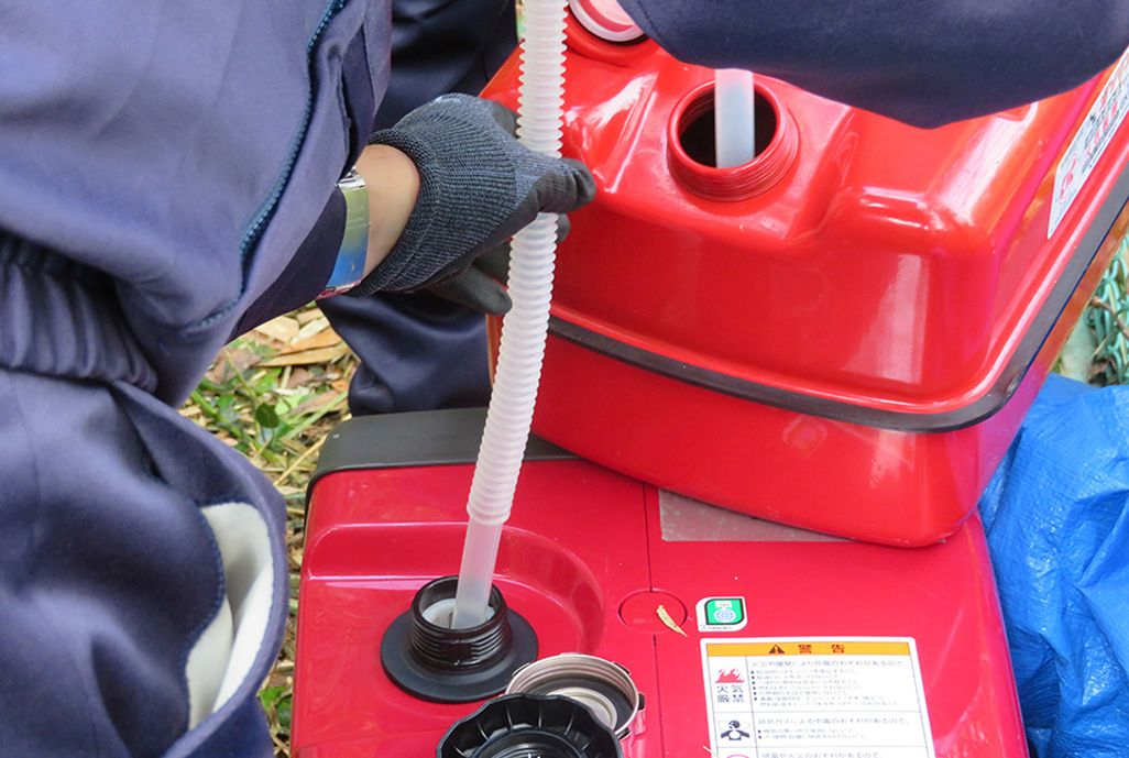 ータブル発電機に給油するKDDI社員