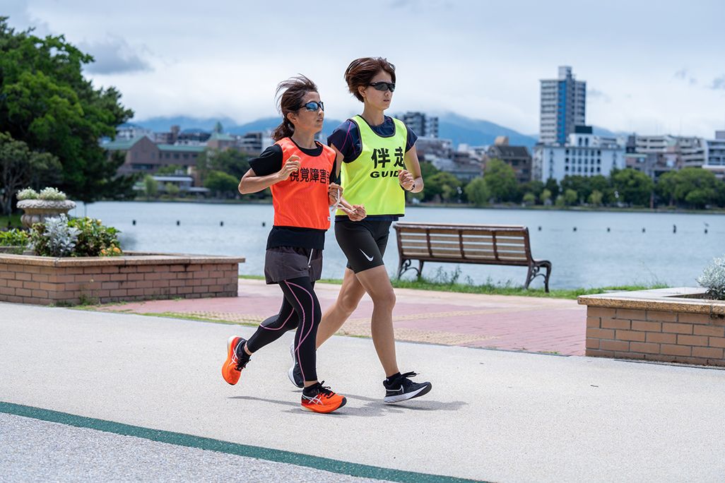 伴走者と大濠公園を走る道下美里選手