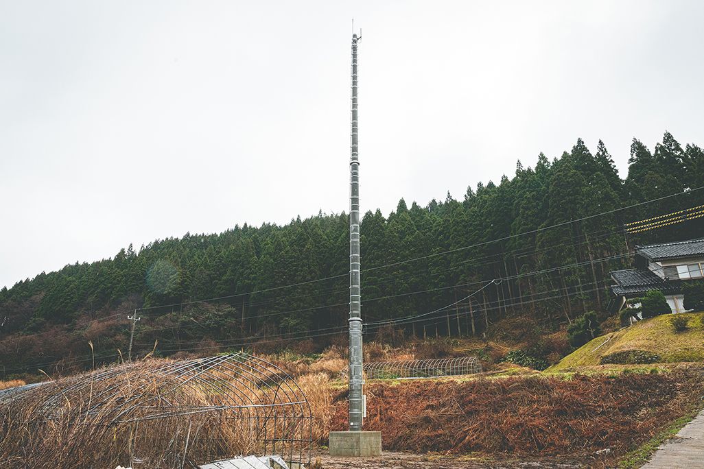 山間部に設営した高さ25mの基地局