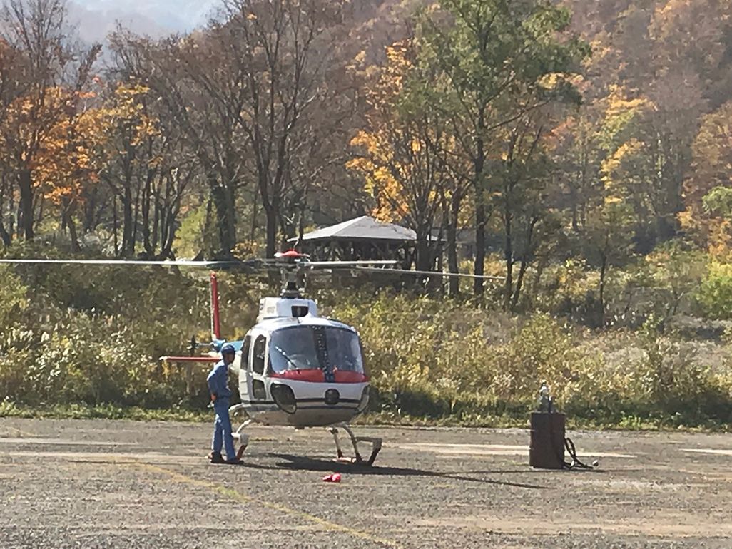 上空からの電波を発信するためスタンバイするヘリコプター