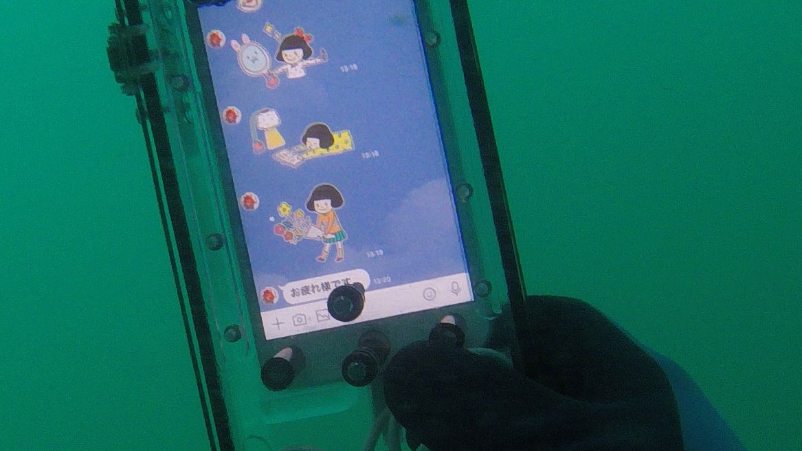 水中のiPhoneに届いたLINE
