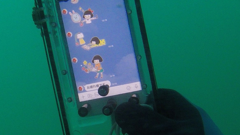 水中のiPhoneに届いたLINE