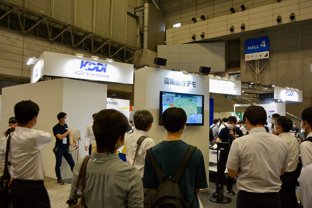 ジャパンドローン2022のKDDIブースで行われた遠隔操作デモ