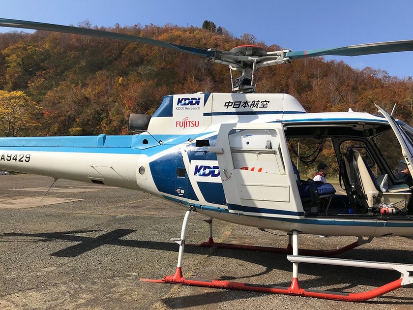 基地局ユニットを載せて空から電波を発信するヘリコプター