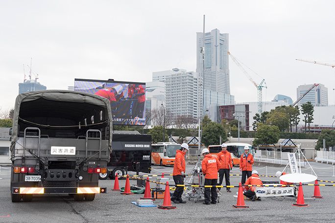KDDIの災害対策公開訓練にて、自衛隊と連携して可搬型基地局を運んで設営する
