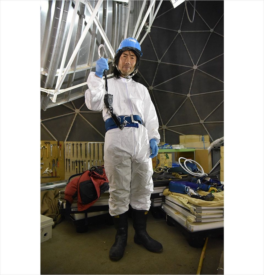 南極昭和基地のパラボラアンテナで作業をする第59次南極地域観測隊の齋藤勝