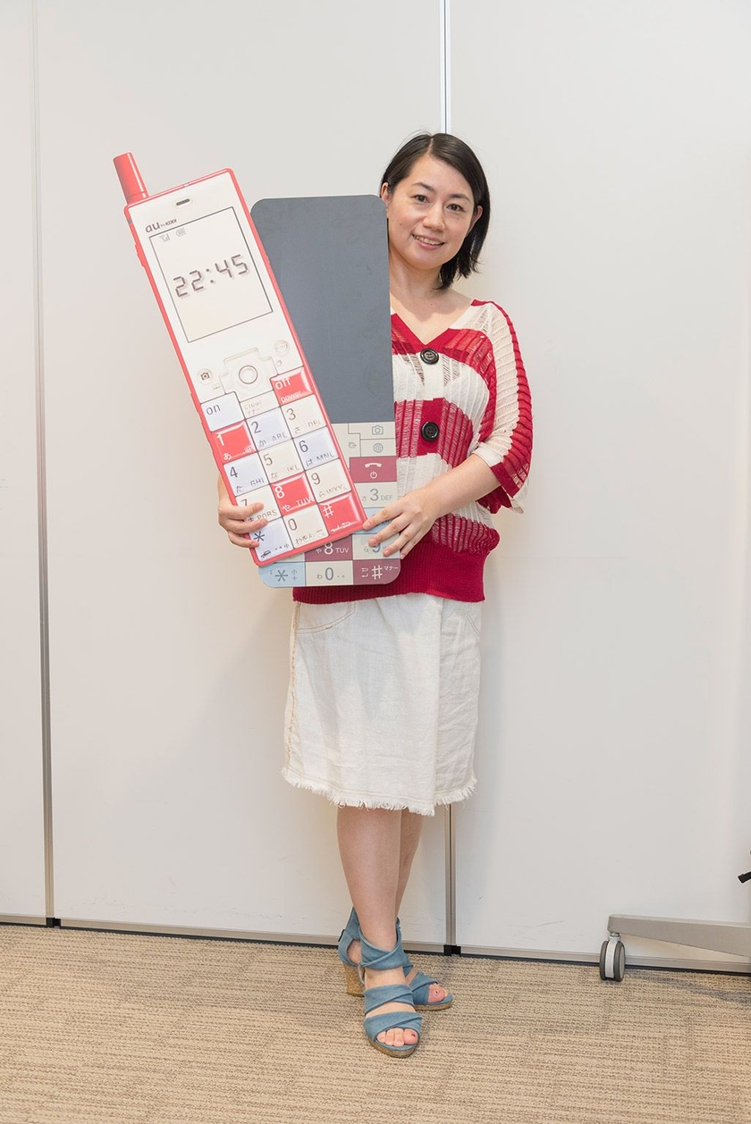 INFOBARファンミーティング新宿でポーズをとる女性