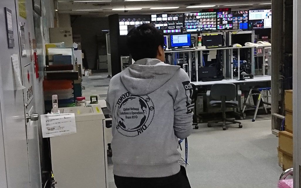 リオデジャネイロのスポーツ国際大会の際に中継のメンバーが作ったパーカを着用するKDDI・三戸