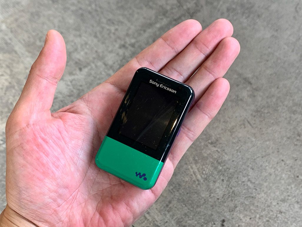auのソニー製携帯電話Walkman Phone, Xmini