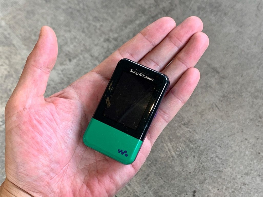 auのソニー製携帯電話Walkman Phone, Xmini