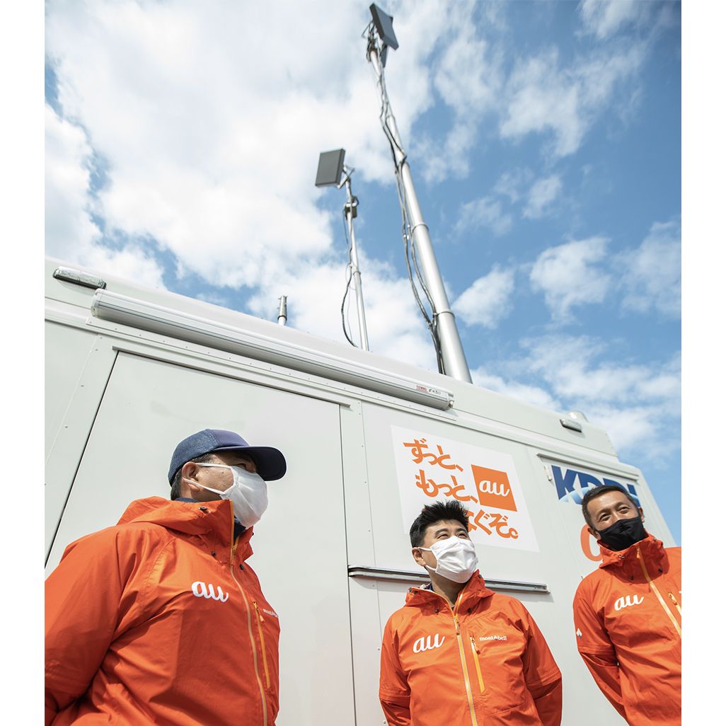 基地局設営を担当するKDDIエンジニアリングの3人