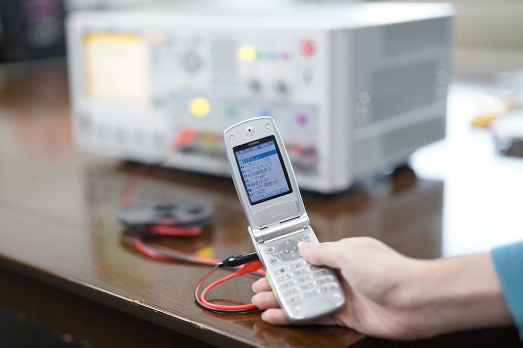 マルチバッテリーと給電したケータイ