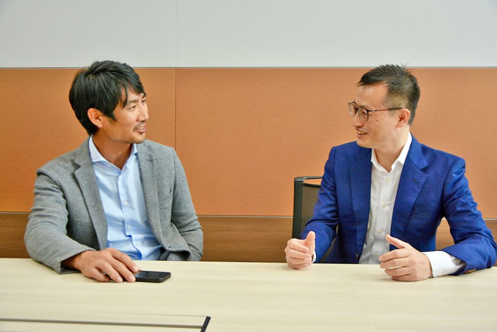 ディジタルグロースアカデミア豊川栄二副社長とKDDI地方創生推進部白井大介