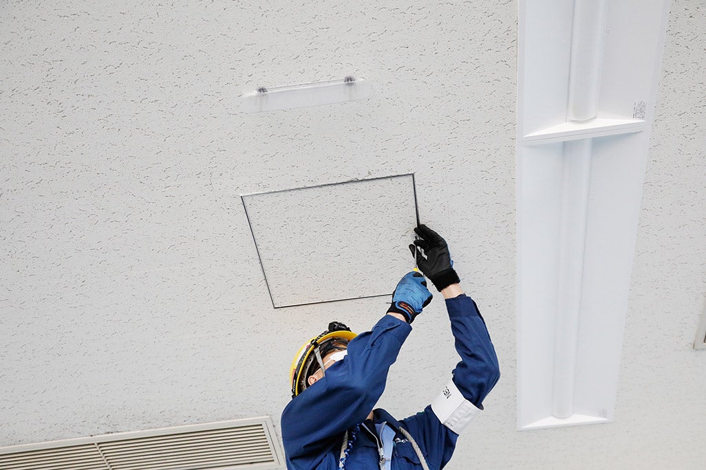 可視光透過アンテナの設置風景