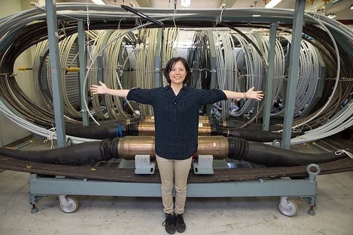 数10km間隔で信号を増幅する「海底中継器」の接続は大変デリケートな作業になるため、船上ではリスク回避のためにあらかじめ50m程度のケーブルに接続した状態で保管されており、このまま船に積み込まれる