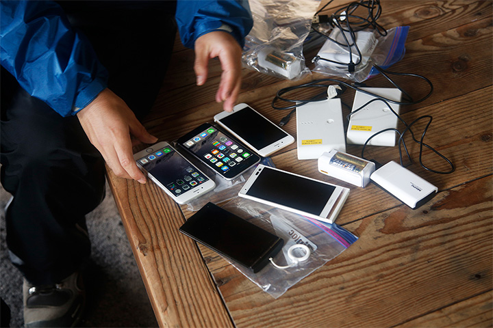 計測用のスマートフォンは複数台用意。水濡れ対策のジッパー付きバッグや、山小屋では電気を使えないのでモバイルバッテリーも必須