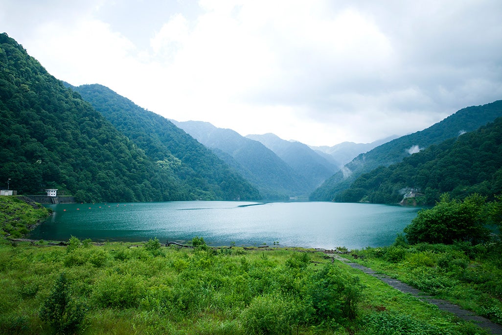 白水湖湖畔からの眺め。前日の雨の影響で水が濁り、事前に写真で見たエメラルドグリーンではなかったが、それでもしばらく眺めていたいほどの美しさをたたえていた