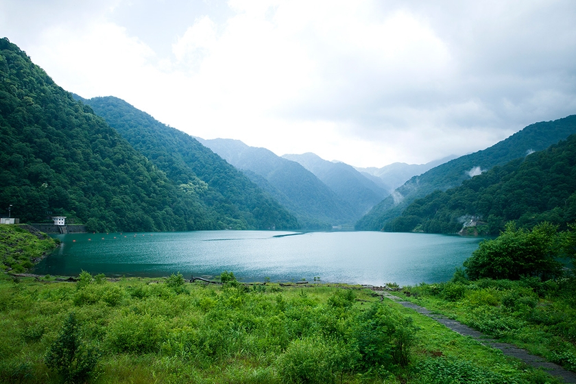 白水湖湖畔からの眺め。前日の雨の影響で水が濁り、事前に写真で見たエメラルドグリーンではなかったが、それでもしばらく眺めていたいほどの美しさをたたえていた