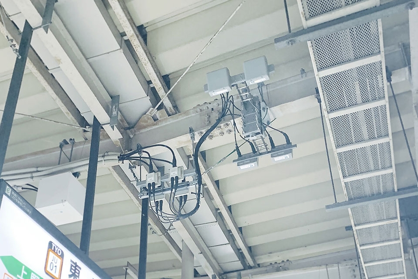 駅ホーム内の5G用アンテナ（写真中央）