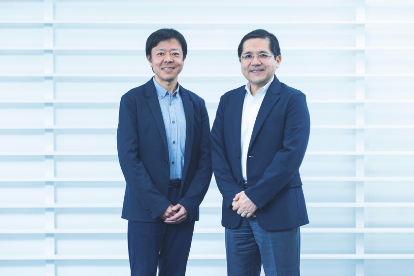 右：KDDI 技術統括本部 技術戦略本部 標準化戦略部 エキスパート 千葉 哲也、左：KDDI 技術統括本部 技術戦略本部 標準化戦略部 エキスパート 若山 敏康