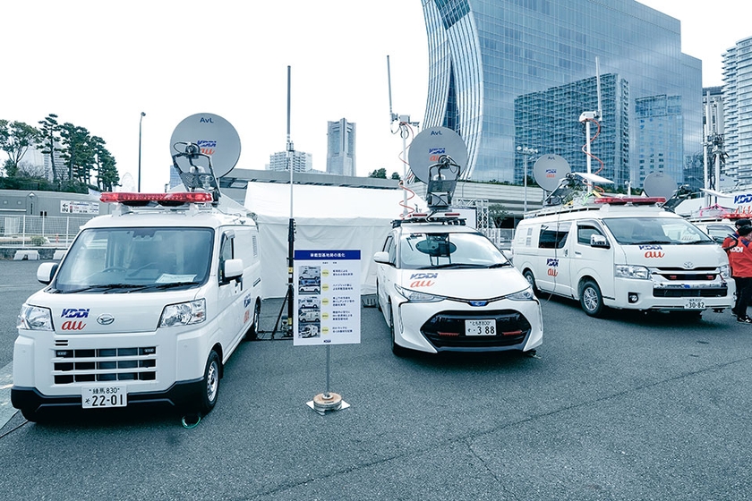 これまでに導入してきた車載型基地局が並ぶ