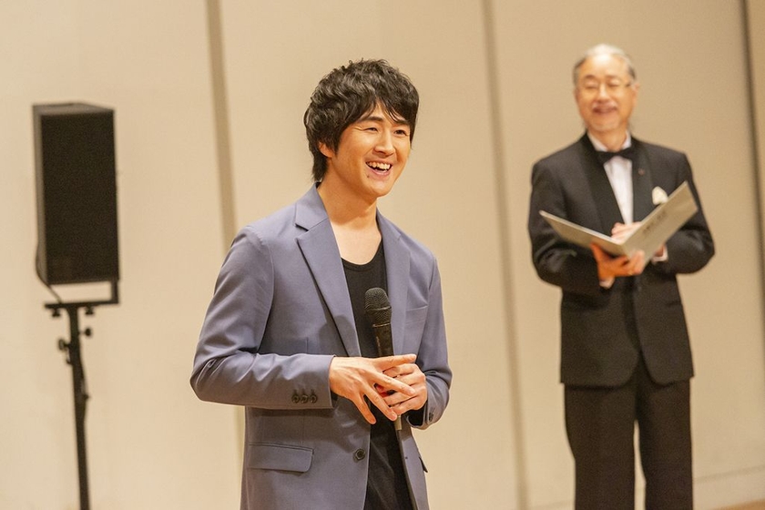 合唱団をバックに歌う藤巻亮太さん