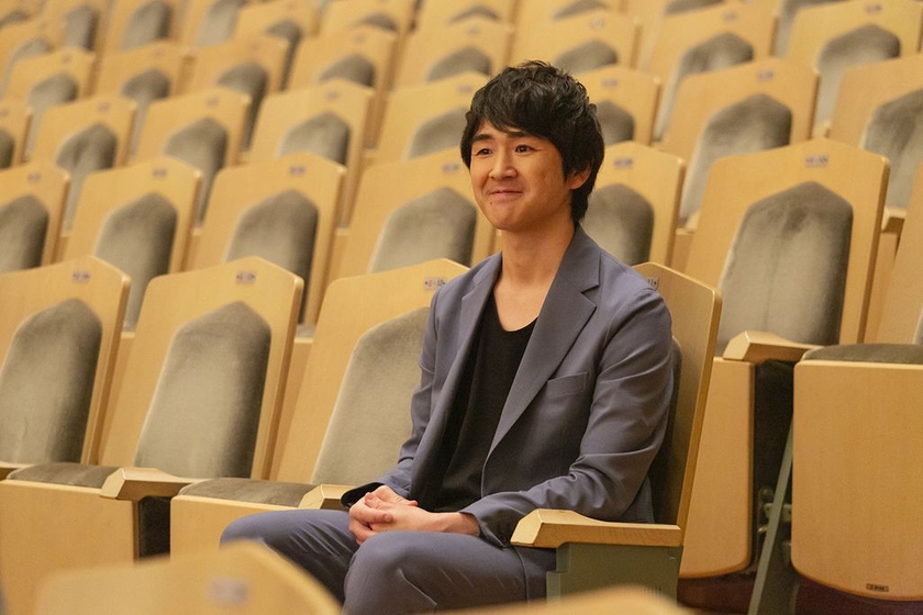 インタビュー中の藤巻亮太さん