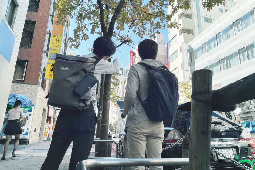 街中での現地調査の様子