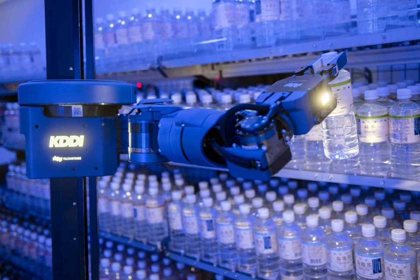 ロボットがペットボトルを補充