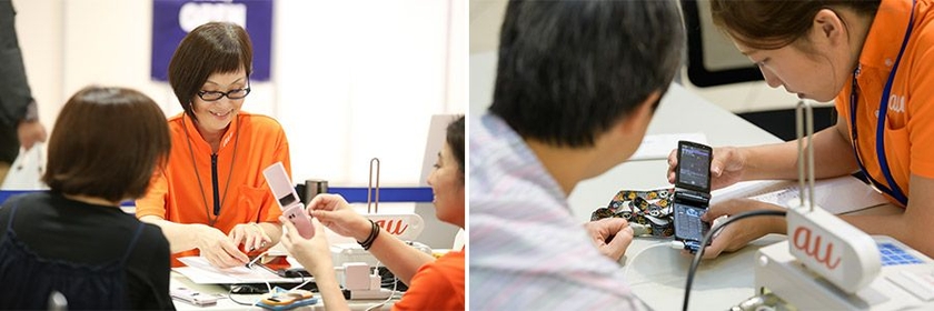 「おもいでケータイ再起動」でお客様に全力で接客するスタッフたち