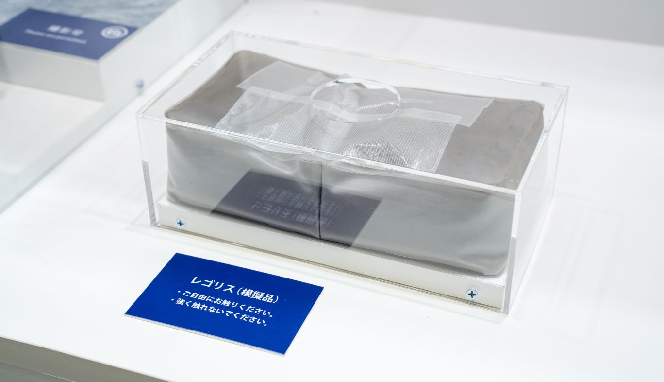 WTP2022におけるKDDI総合研究所ブースの月の地表を覆う金属成分を含む砂「レゴリス」模造品